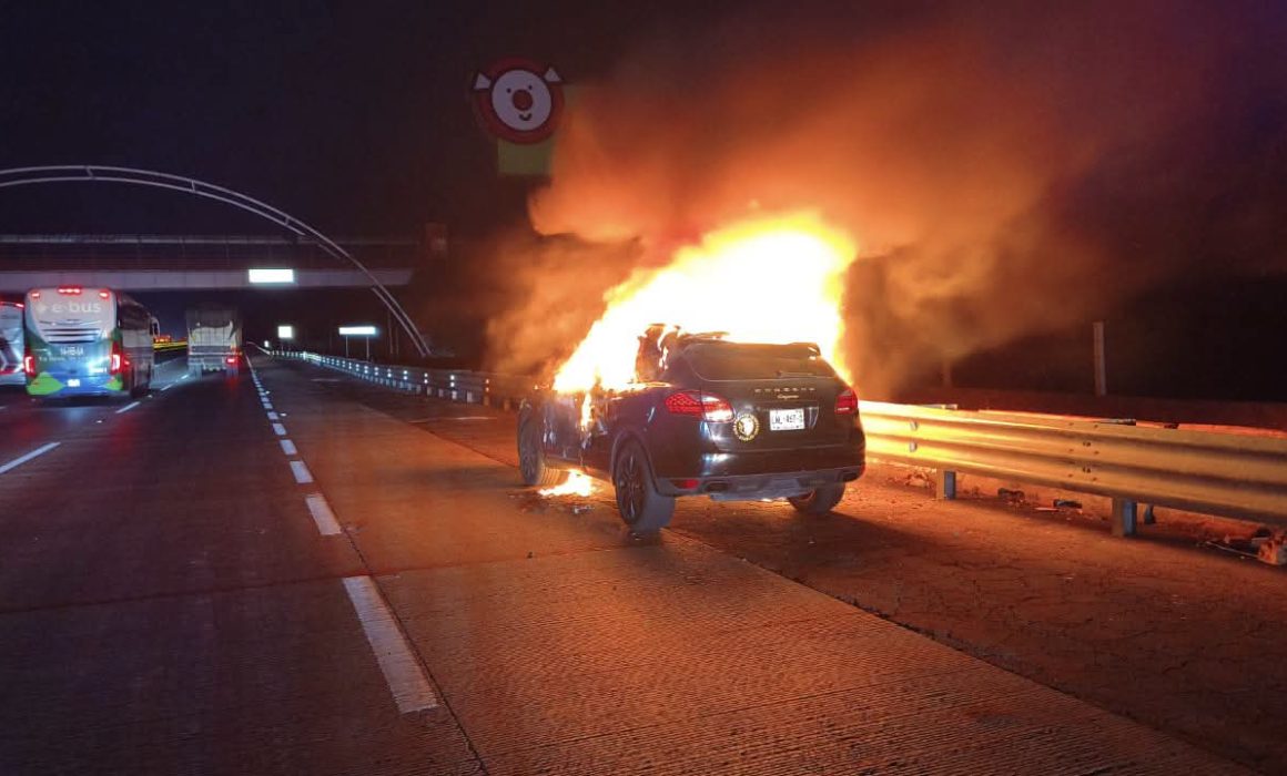 Reportan incendio de vehículo en la autopista México-Puebla