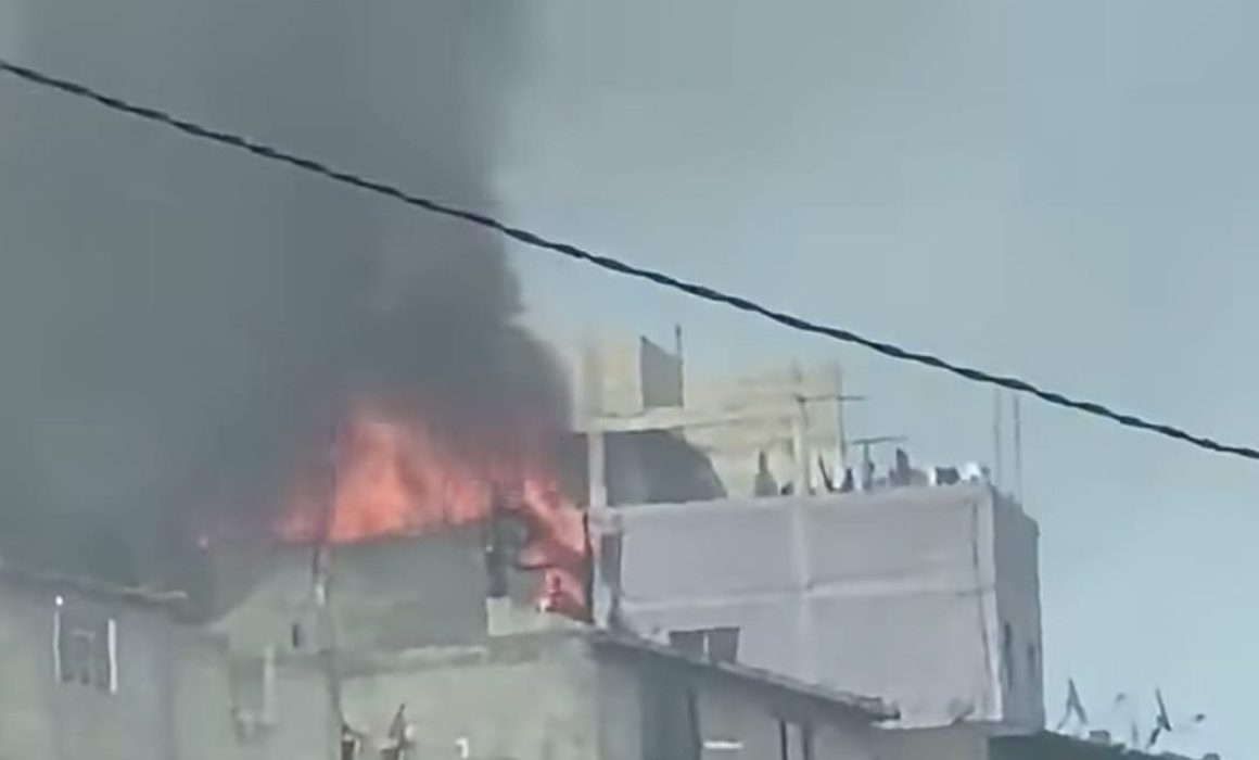 Reportan incendio en presunta bodega de reciclaje en Ecatepec