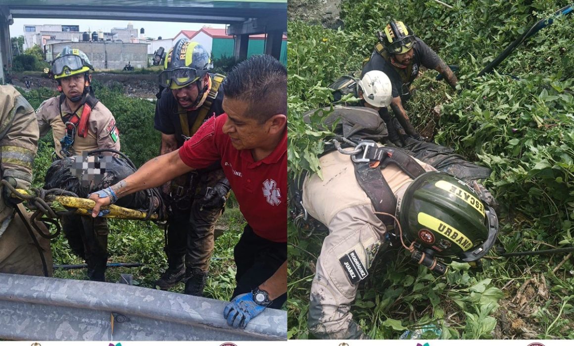 Rescatan a hombre de un canal en Ecatepec