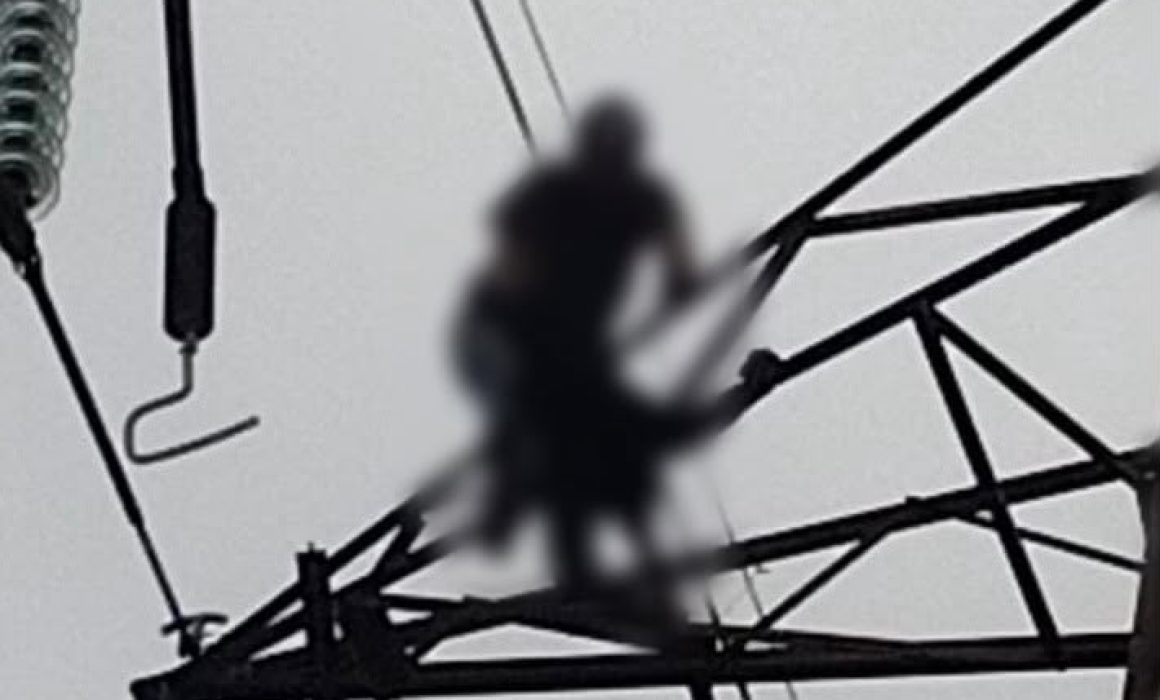 Rescatan a joven que subió a torre de alta tensión en Ecatepec
