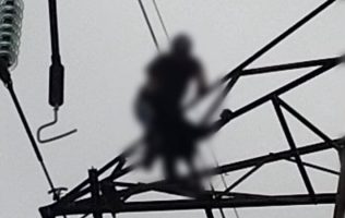 Rescatan a joven que subió a torre de alta tensión en Ecatepec