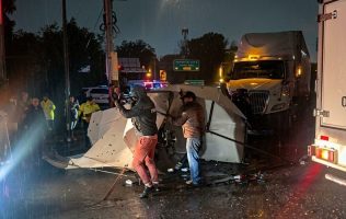 Retiran encapuchados a manifestantes y liberan Puente Grande