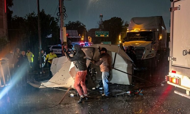 Retiran encapuchados a manifestantes y liberan Puente Grande