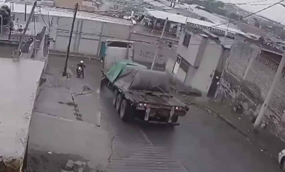 Se estrella tráiler sin frenos contra fábrica en Tultitlán