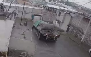 Se estrella tráiler sin frenos contra fábrica en Tultitlán