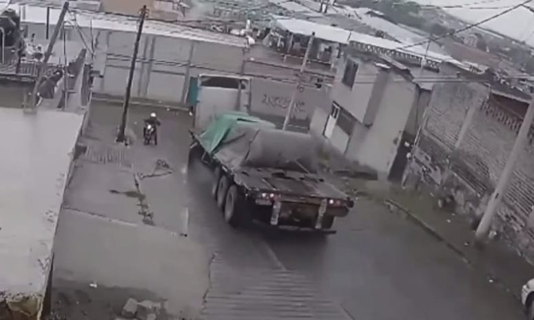 Se estrella tráiler sin frenos contra fábrica en Tultitlán
