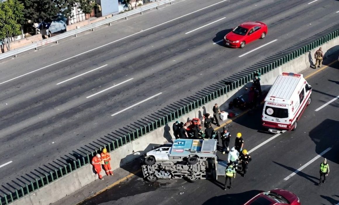 Se extiende por kilómetros el tráfico en la México-Pachuca por volcadura