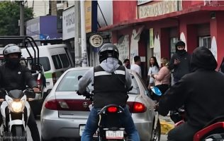 Se impacta combi contra negocio en avenida Alfredo del Mazo