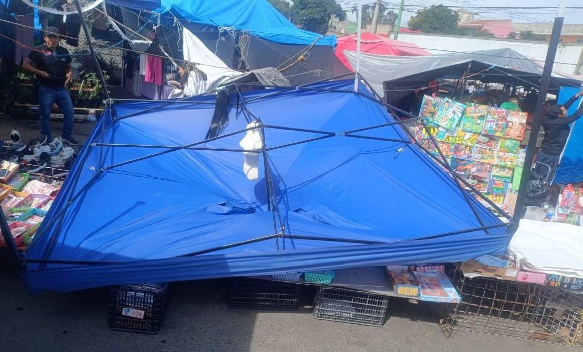 Se lleva camión varios puestos de tianguis en Cuautitlán Izcalli