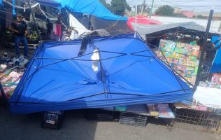 Se lleva camión varios puestos de tianguis en Cuautitlán Izcalli