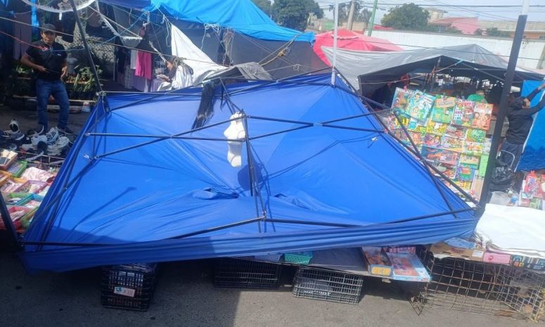Se lleva camión varios puestos de tianguis en Cuautitlán Izcalli