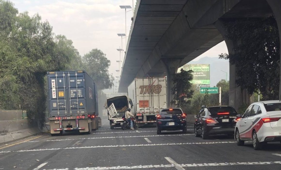 Se queda camión sin frenos; se lleva autos cerca de la Chamapa-Lechería