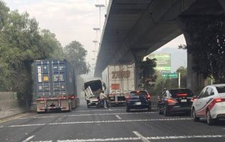 Se queda camión sin frenos; se lleva autos cerca de la Chamapa-Lechería