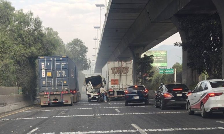 Se queda camión sin frenos; se lleva autos cerca de la Chamapa-Lechería