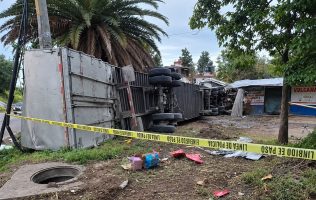 Se vuelca tráiler con 20 toneladas de jabón en la México-Querétaro