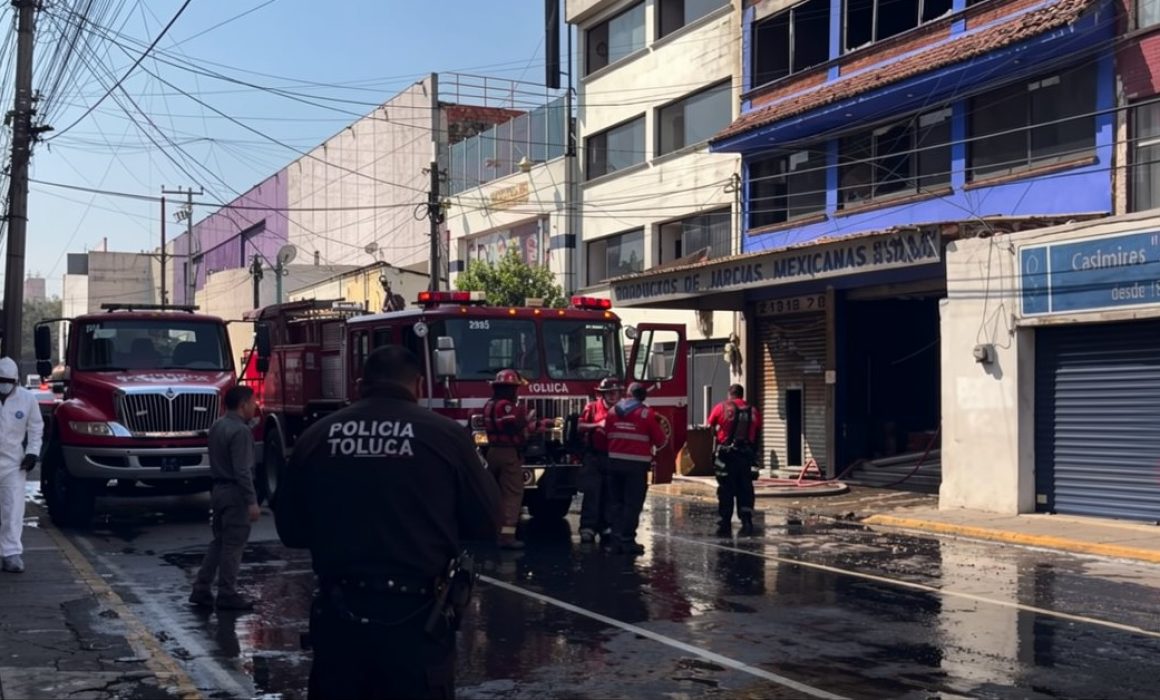 Siguen labores de remoción y limpieza tras incendio en negocio en Toluca