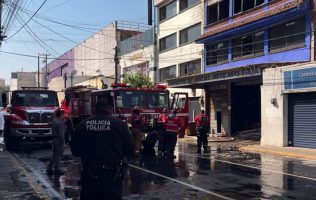 Siguen labores de remoción y limpieza tras incendio en negocio en Toluca