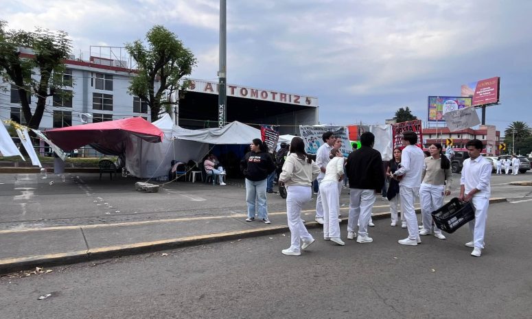 Sin fecha para liberar Tollocan; trabajadores del IMSS mantienen bloqueo