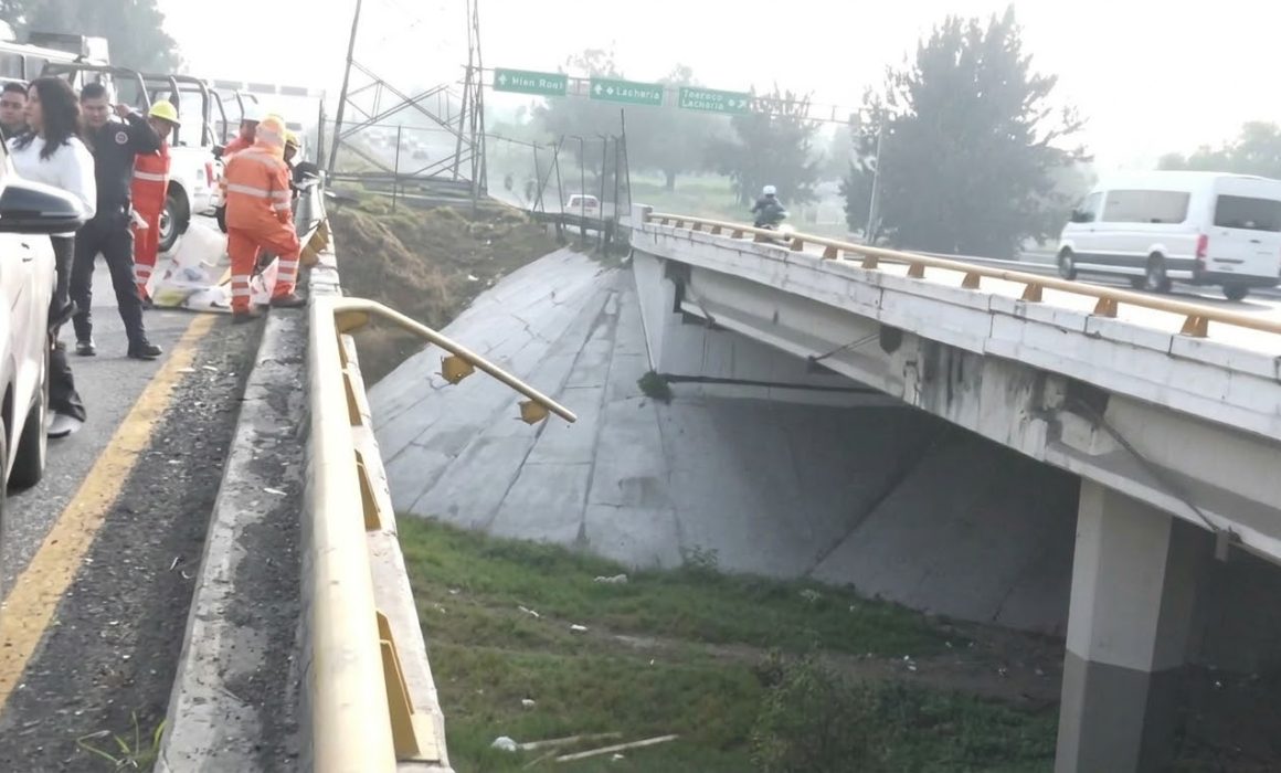 Sobrevive automovilista tras caer 10 metros en choque en Ecatepec