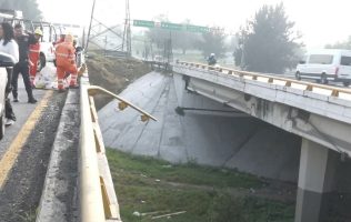 Sobrevive automovilista tras caer 10 metros en choque en Ecatepec