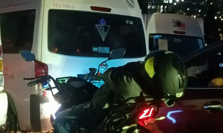 Sufren mexiquense en su regreso a casa por bloqueos de este lunes
