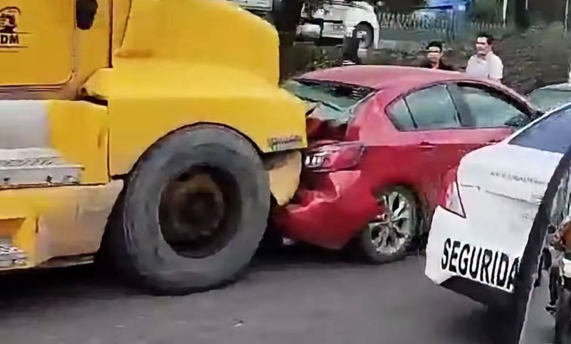 Terminan autos y camiones incrustados tras carambola en la México-Qro