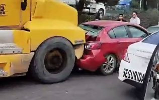 Terminan autos y camiones incrustados tras carambola en la México-Qro