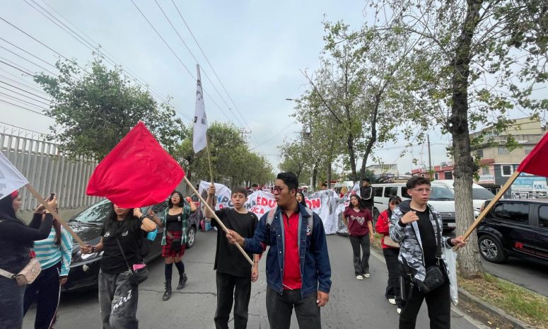 Toman estudiantes las calles de Ixtapaluca para denunciar carencias