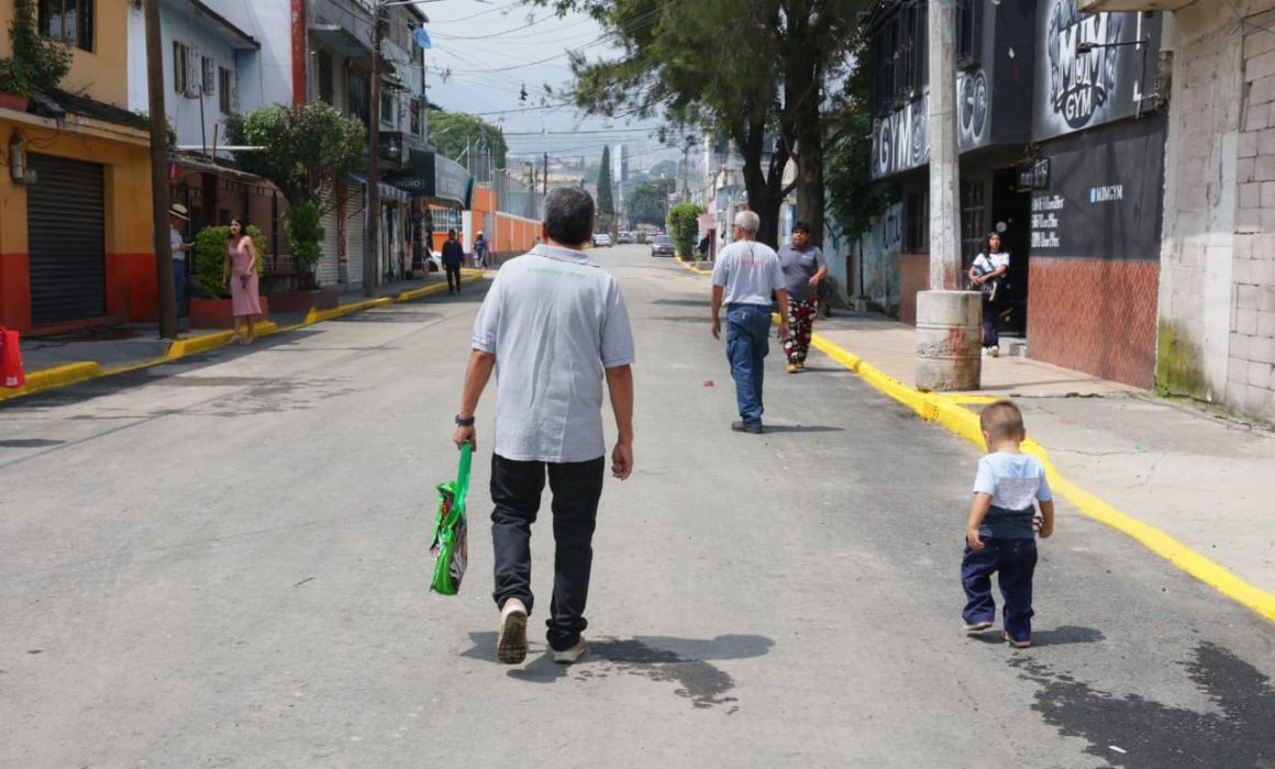 Tras 50 años de abandono, repavimentan calle Sinaloa en Ecatepec