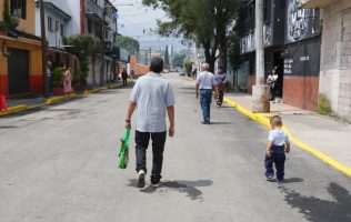 Tras 50 años de abandono, repavimentan calle Sinaloa en Ecatepec