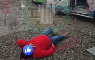 Trasladan a clínica a mujer lesionada por tractocamión en Zumpango