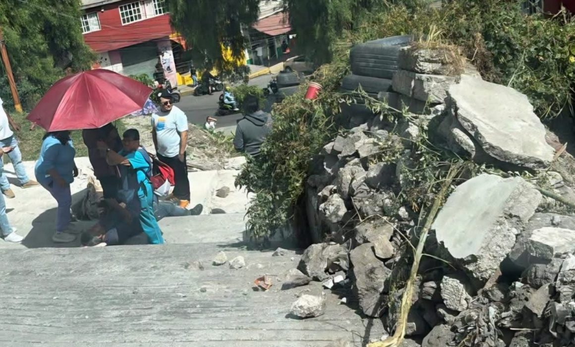 Vuelca camioneta sin frenos en Ecatepec; conductor queda herido
