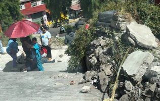 Vuelca camioneta sin frenos en Ecatepec; conductor queda herido