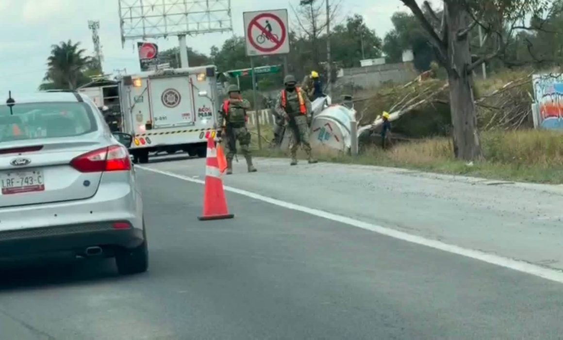 Vuelca pipa tras embestir a militares en la México-Pirámides