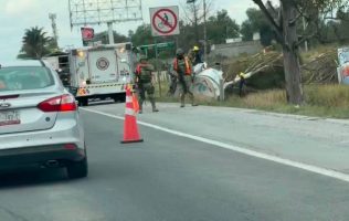 Vuelca pipa tras embestir a militares en la México-Pirámides