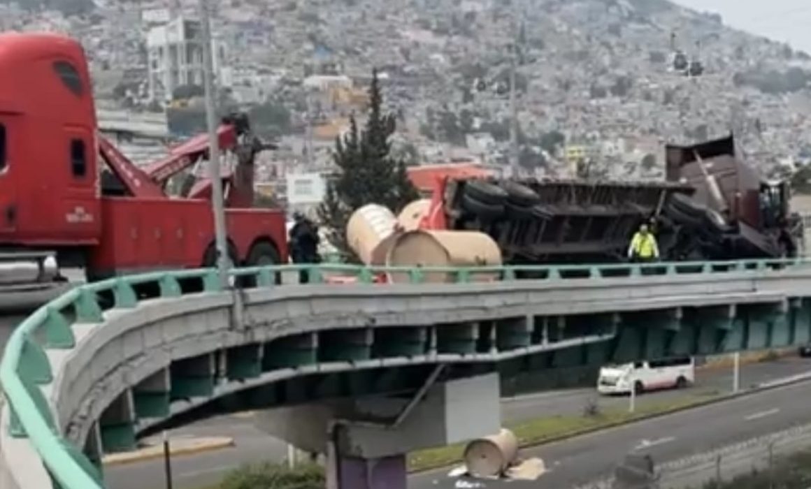 Vuelca tráiler con rollos de papel en la México-Pachuca