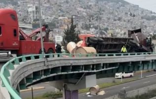 Vuelca tráiler con rollos de papel en la México-Pachuca