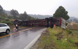 Vuelca tráiler en la Toluca-Naucalpan y la cierran en su totalidad
