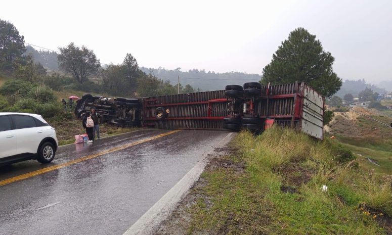 Vuelca tráiler en la Toluca-Naucalpan y la cierran en su totalidad