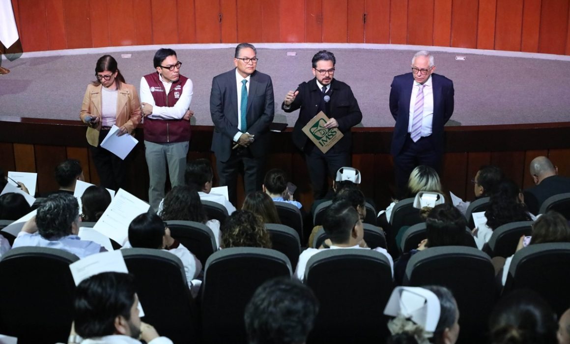 Zoé Robledo dialoga con personal médico sobre 12 acciones en 120 días
