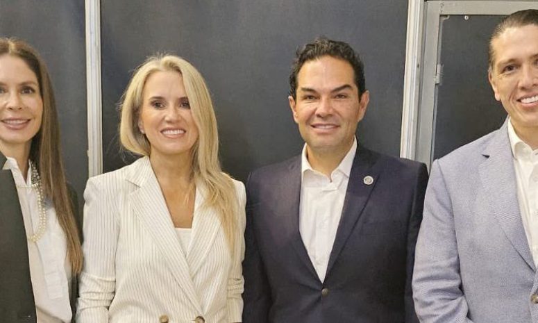 Asiste Enrique Vargas al informe de Tere Jiménez en Aguascalientes
