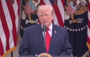 Cuestiona Trump a Sheinbaum y afirma que los cárteles dirigen a México